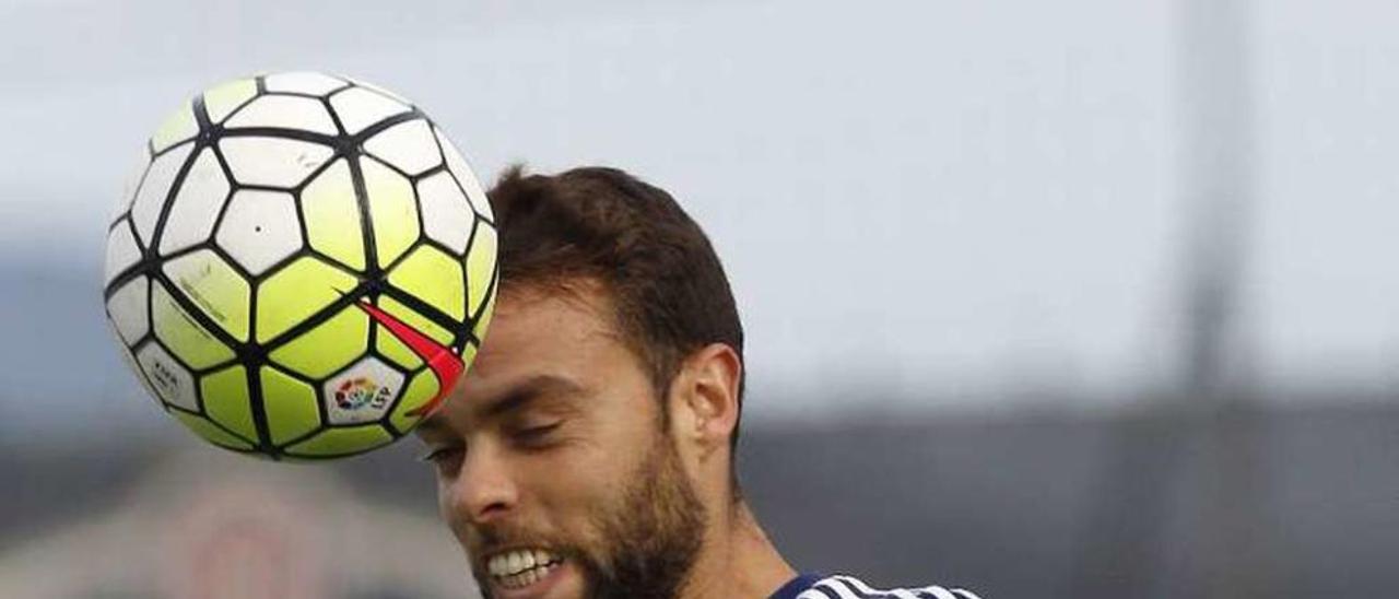 Sergio cabecea un balon en un reciente entrenamiento. // R. Grobas