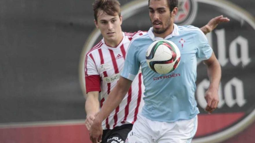 Borja Iglesias, del Celta B, controla el balón ante un rival durante un encuentro. // José Lores