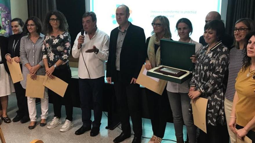 Directivos y responsables de calidad e innovación del Grupo Gexe recibiendo el premio en el colegio Calasancio de Alicante