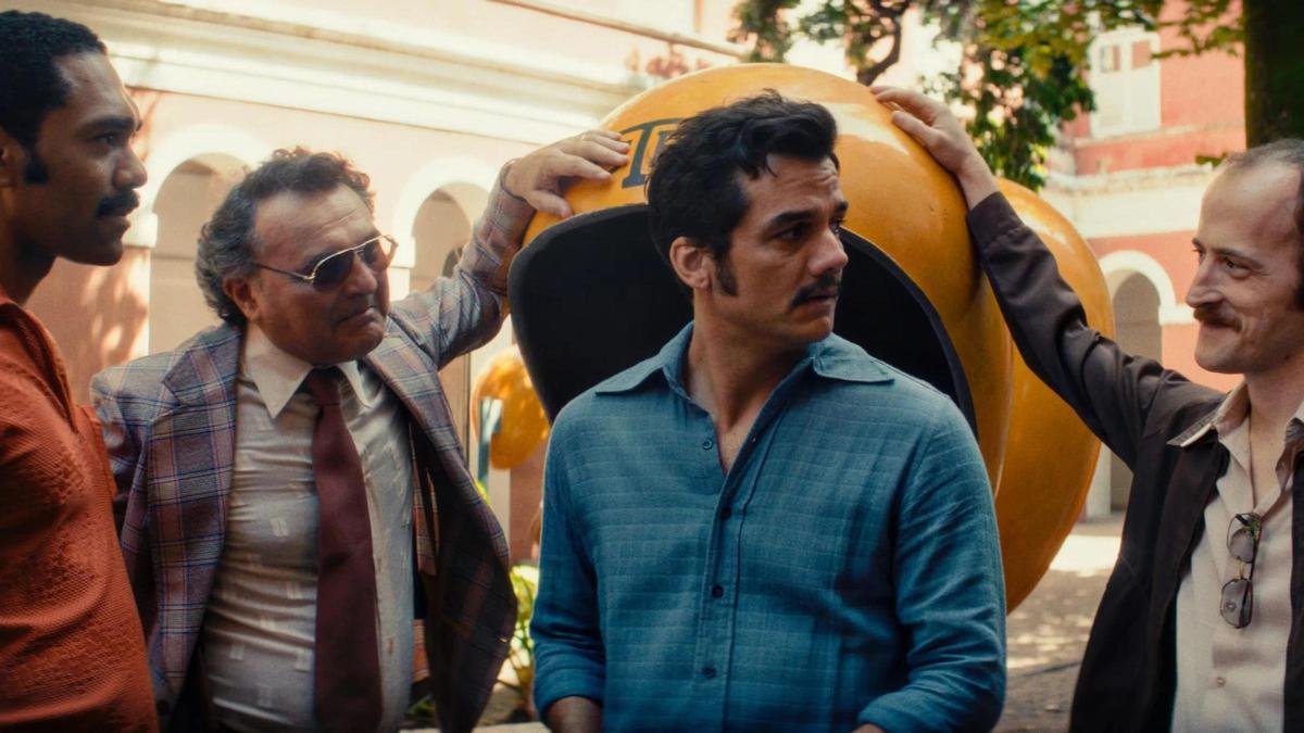 Caras de no haber visto un 'smartphone'. Italo Martins, Robério Diógenes, Wagner Moura e Igor de Araújo, en 'El agente secreto'.