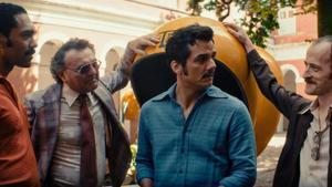 Caras de no haber visto un smartphone. Italo Martins, Robério Diógenes, Wagner Moura e Igor de Araújo, en El agente secreto.