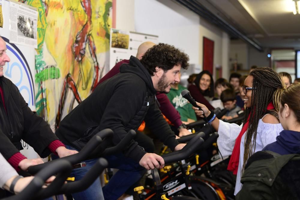 El instituto cambrés David Buján conmemora el día escolar de la no violencia y la paz con una pedalada virtual con la que pretende acompañar en su camino a los refugiados sirios en su búsqueda de un futuro.