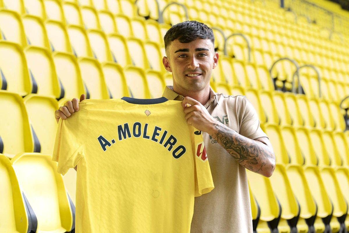 Alberto Moleiro, durante su presentación con el Villarreal.