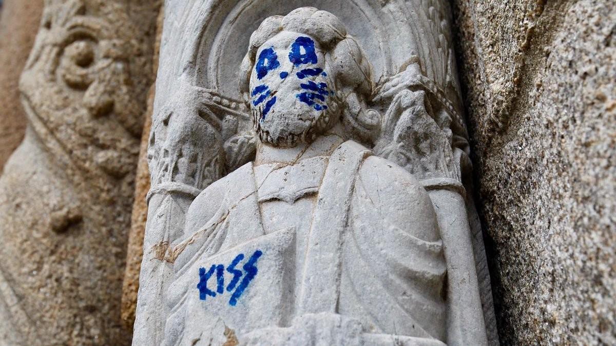 Grafiti en una fachada de la catedral de Santiago