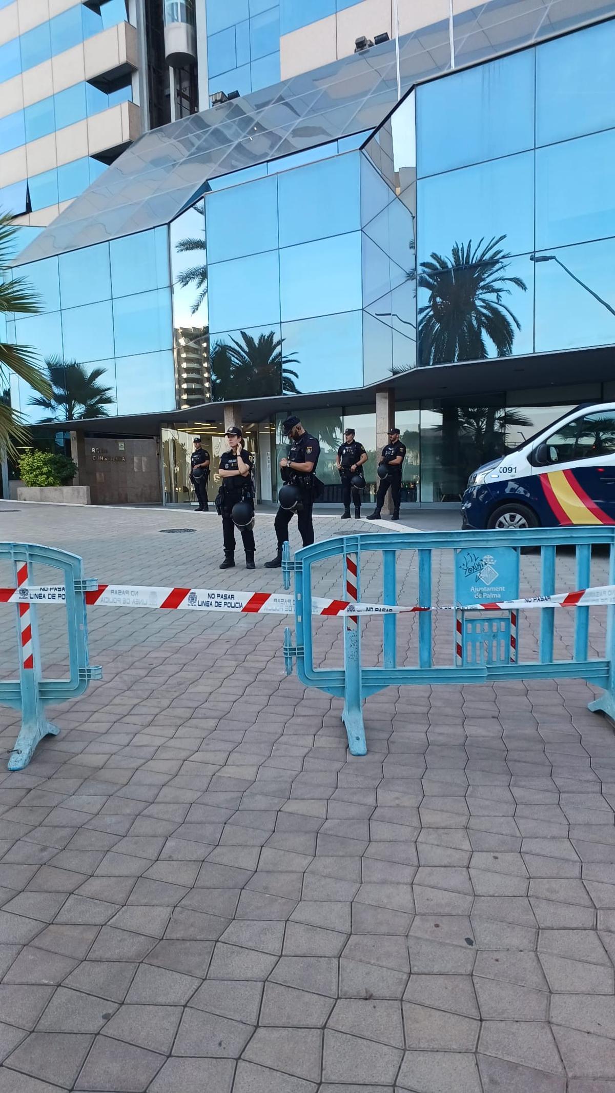 La Policía protegió con vallas el consulado norteamericano en Palma