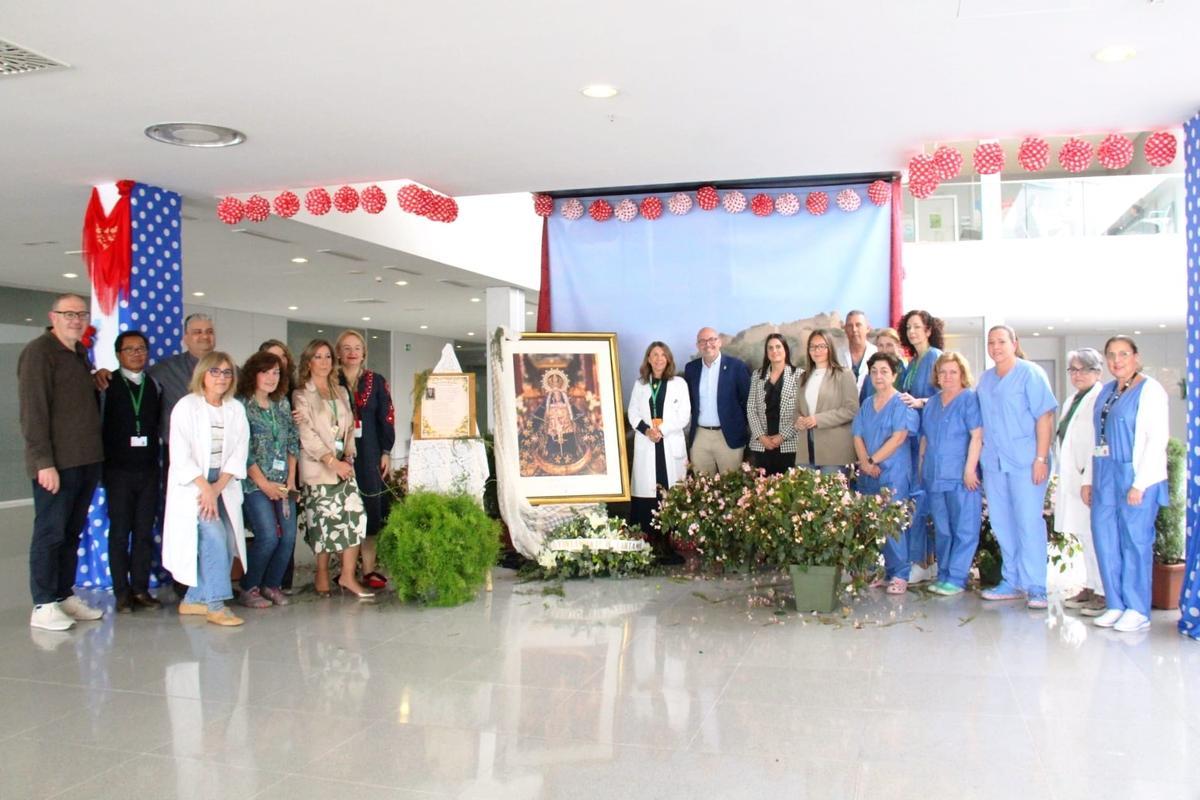 El Ayuntamiento de Cártama ha donado un cuadro de la Virgen de los Remedios al Hospital Valle del Guadalhorce.