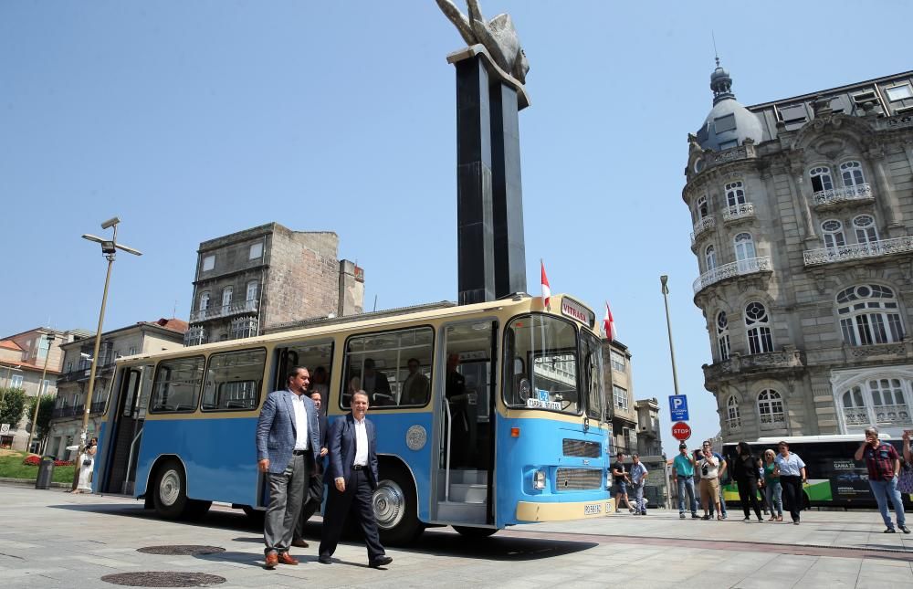 Vitrasa celebra su 50 aniversario con un recorrido por la ciudad en un autobús del año 1968 de color azul.