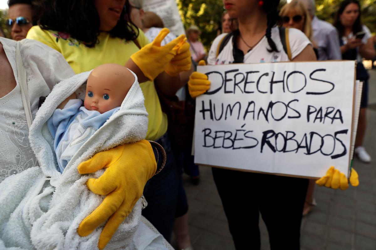 Víctimas de la supuesta trama de bebés robados en la entrada de la Audiencia Provincial de Madrid, en junio de 2018.