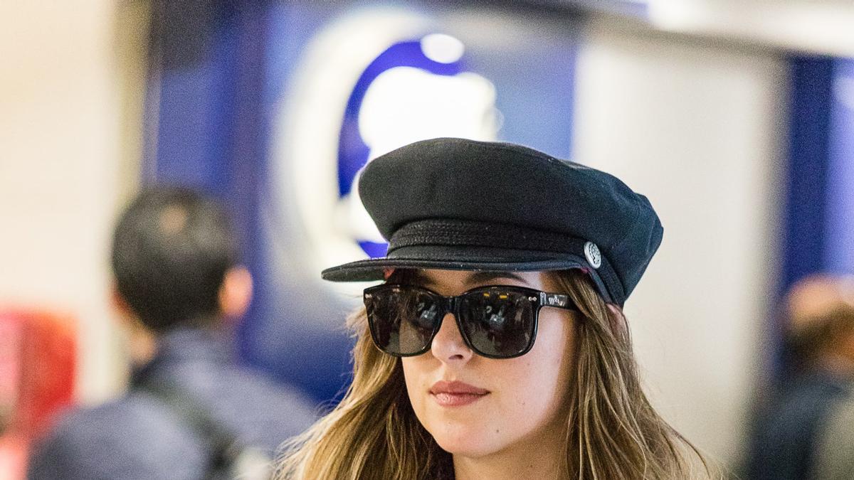 Dakota Johnson en el aeropuerto de Londres