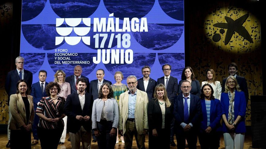 Presentación del foro, el pasado mayo en Madrid. De izquierda a derecha en la segunda fila: Martí Saballs (Prensa Ibérica), Jorge García (Endesa), Ainhoa Moll (directora editorial de Prensa Ibérica), Sergi Loughney (Fundación La Caixa), Javier Moll y Arantza Sarasola (presidente y vicepresidenta de Prensa Ibérica), Aitor Moll (CEO de Prensa Ibérica), Enrique Rodríguez (Moeve), Paula Zapata (Naturgy), Marta Olea (Junta de Andalucía), Sergi Guillot (director general Prensa Ibérica). En primera fila: Eva Pinillos (Mercadona), Isabel Fuentes (CaixaForum Madrid), Nacho Corredor (BeBartlet), Marisa Goñi (‘Diario de Mallorca’), Miquel Barceló (Fractology Consulting), Catalina Barceló (Govern de Baleares), Josep Antoni Escandell (Fundación Pachá), Mar Conesa (Gobierno de Murcia) y Carme Poveda (Cambra de Comerç de Barcelona). | |