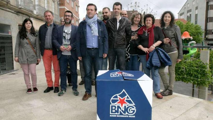 Luis Bará, ayer en A Estrada, con Vilariño, Merayo, Magariños y otros nacionalistas. // Bernabé / Víctor Espiño