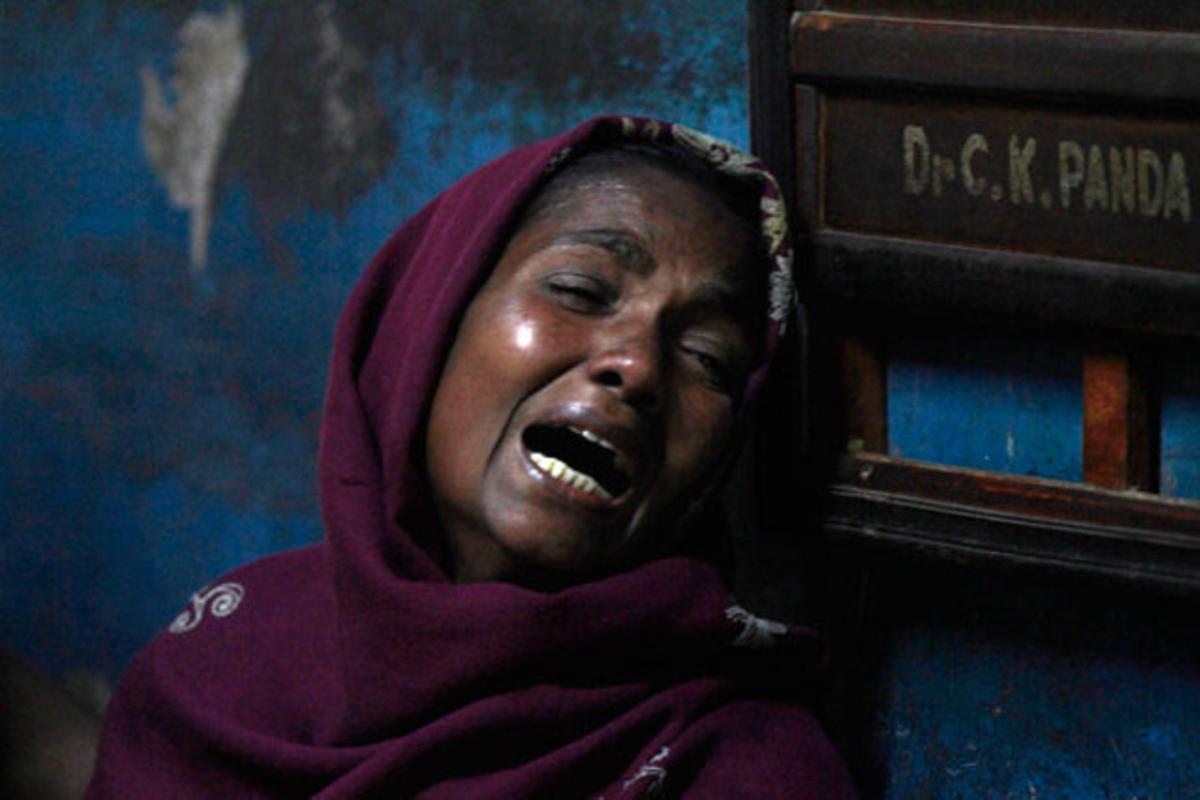 Una dona plora la mort d’un familiar, que va ingerir licor de contraban, a Diamond Harbour (Índia).