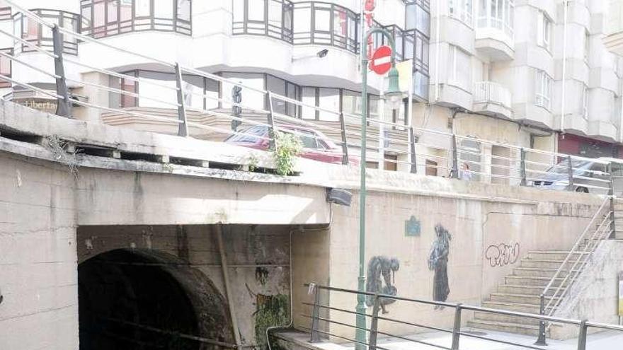 Paso del río Lameira por el casco urbano de Marín. // S.A.