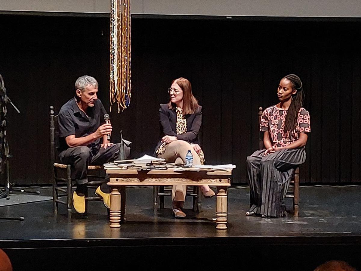 De izquierda a derecha: el director de cine y antropólogo Miguel Ángel Rosales, la investigadora y comisaria Alicia Navarro y la bailaora Yinka Esi Graves, durante el coloquio en la jornada inaugural de 'Negritud. Las memorias fronterizas del flamenco' en la Bienal de Flamenco de Málaga 2023.