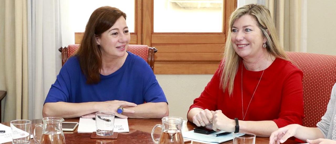 La presidenta Francina Armengol y la consellera de Salud, Patricia Gómez.