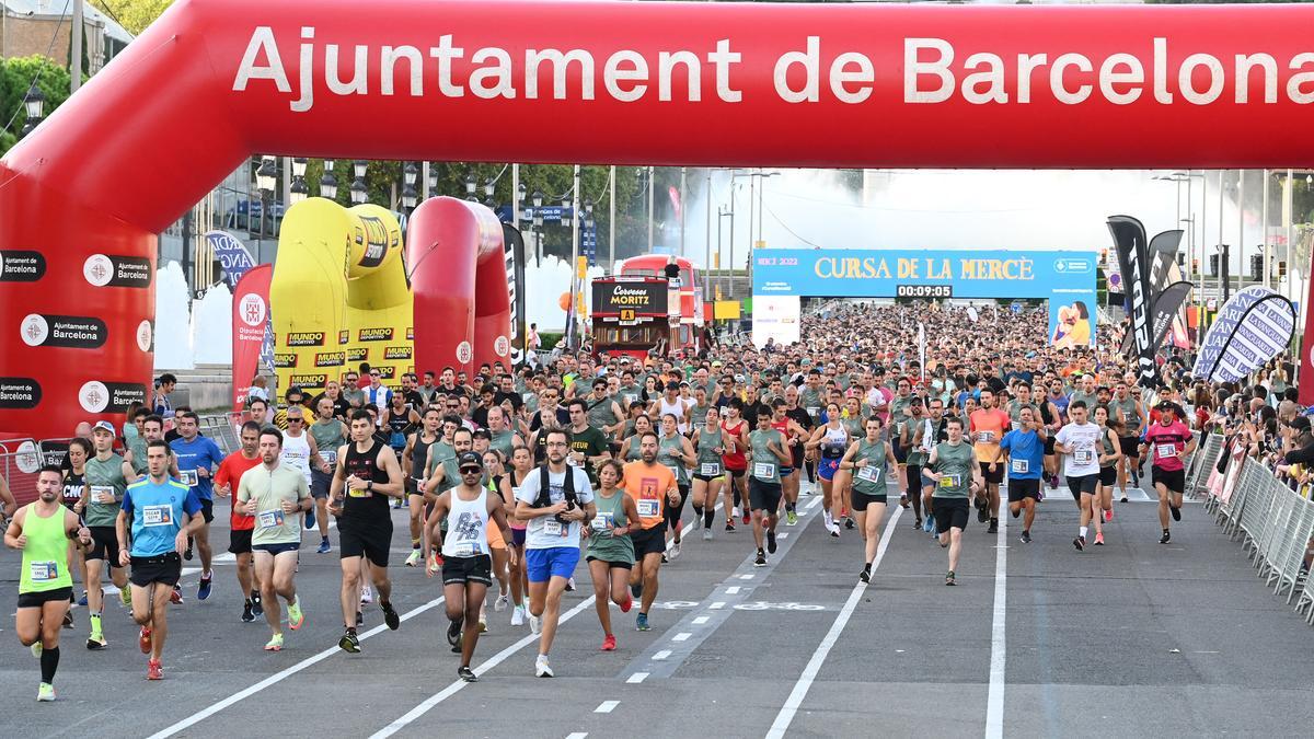 Los corredores toman la salida desde plaza España