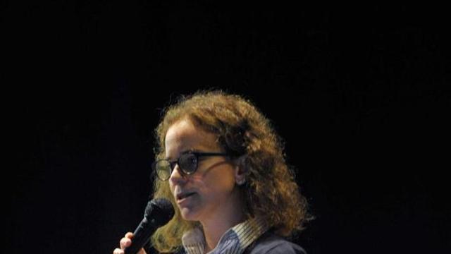 La bióloga Laura Rodríguez, investigadora en Atapuerca, durante la charla que ofreció en el Colegio de los Dominicos sobre la metodología de una excavación.