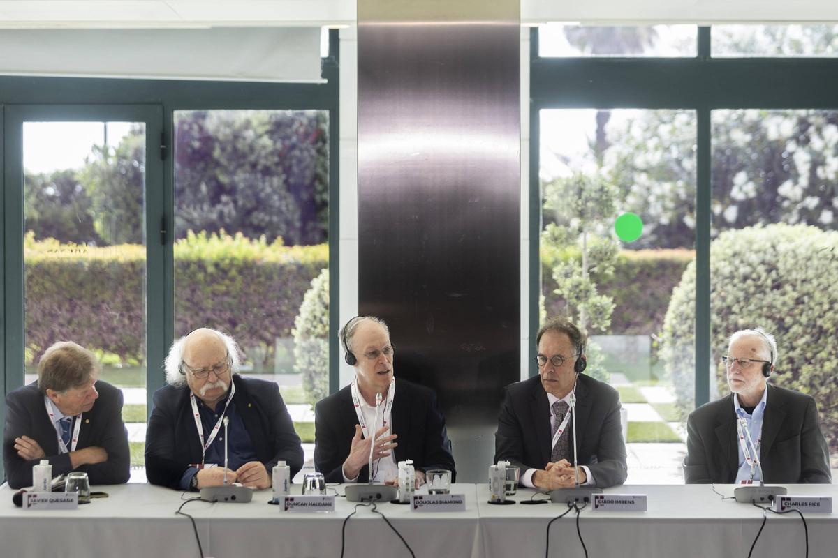Los cuatro Premios Nobel que forman parte del jurado de los Jaume I por primera vez junto al presidente ejecutivo de los premios, Javier Quesada.