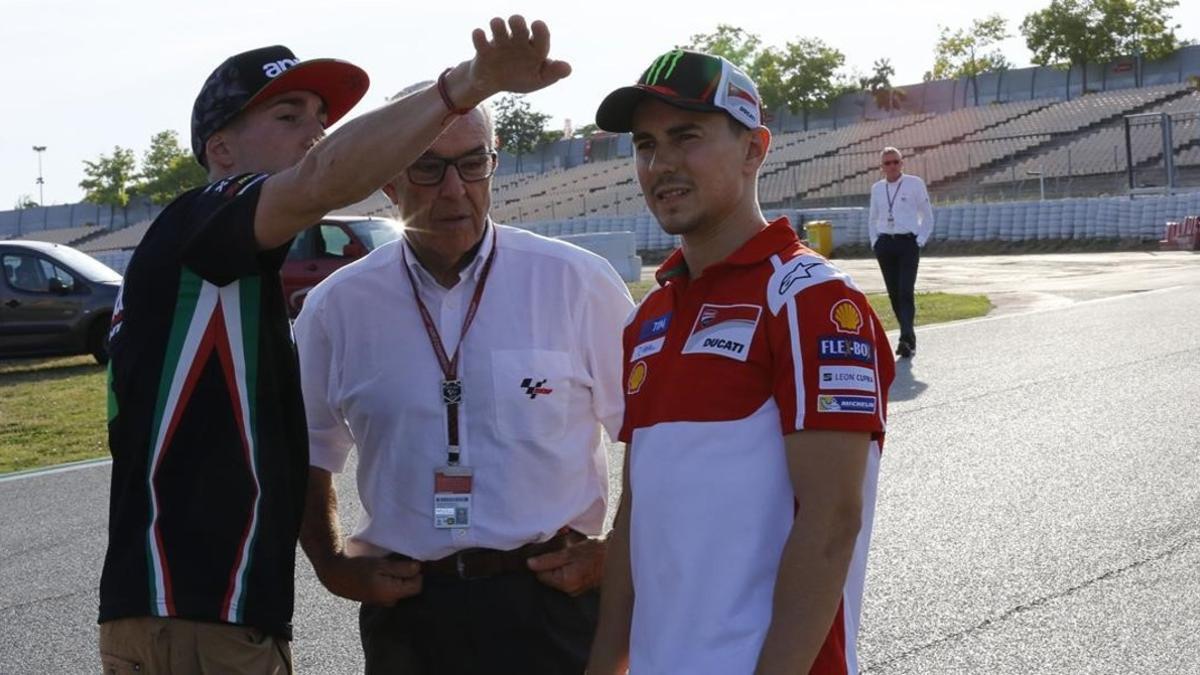 Carmelo Ezpeleta, en el centro, conversa con Aleix Espargaró, a la izquierda, y Jorge Lorenzo, en el lugar donde se encontraba la nueva chicane del Circuit.