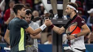 Alcaraz y Dimitrov tras el encuentro en el Masters 1000 de Shanghái