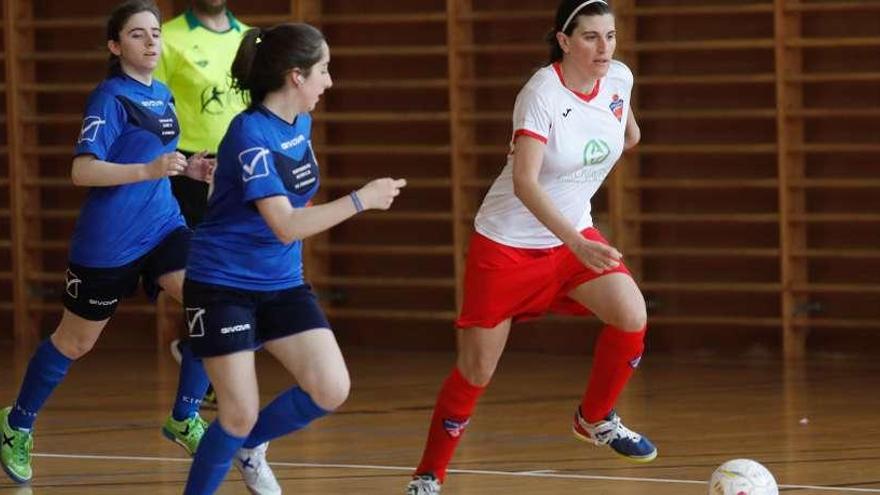 Una jugadora del Gijón Playas se escapa de una rival.