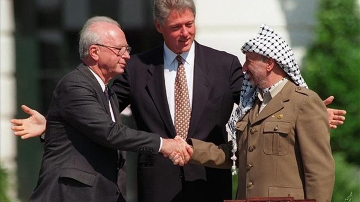 Begin, Clinton y Arafat, tras la firma del acuerdo de paz entre Israel y Palestina, el 13 de septiembre de 1993.