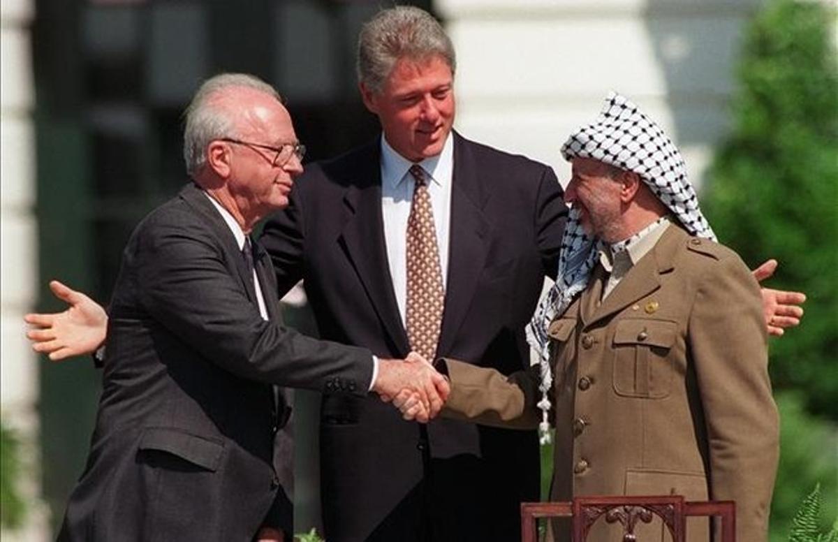 Begin, Clinton i Arafat, després de la firma de l’acord de pau entre Israel i Palestina, el 13 de setembre de 1993.
