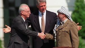 Rabin, Clinton y Arafat, tras la firma del acuerdo de paz entre Israel y Palestina, el 13 de septiembre de 1993.