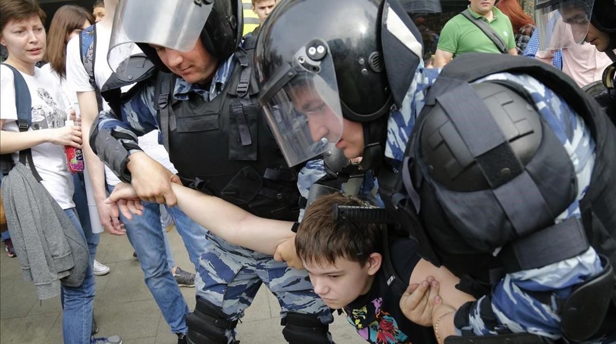 Joven detenido en Moscú durante unas protestas.