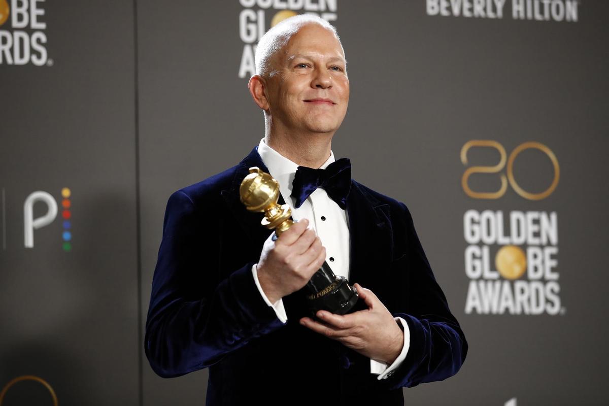 El guionista estadounidense de televisión Ryan Murphy, con su premio Carol Burnett.