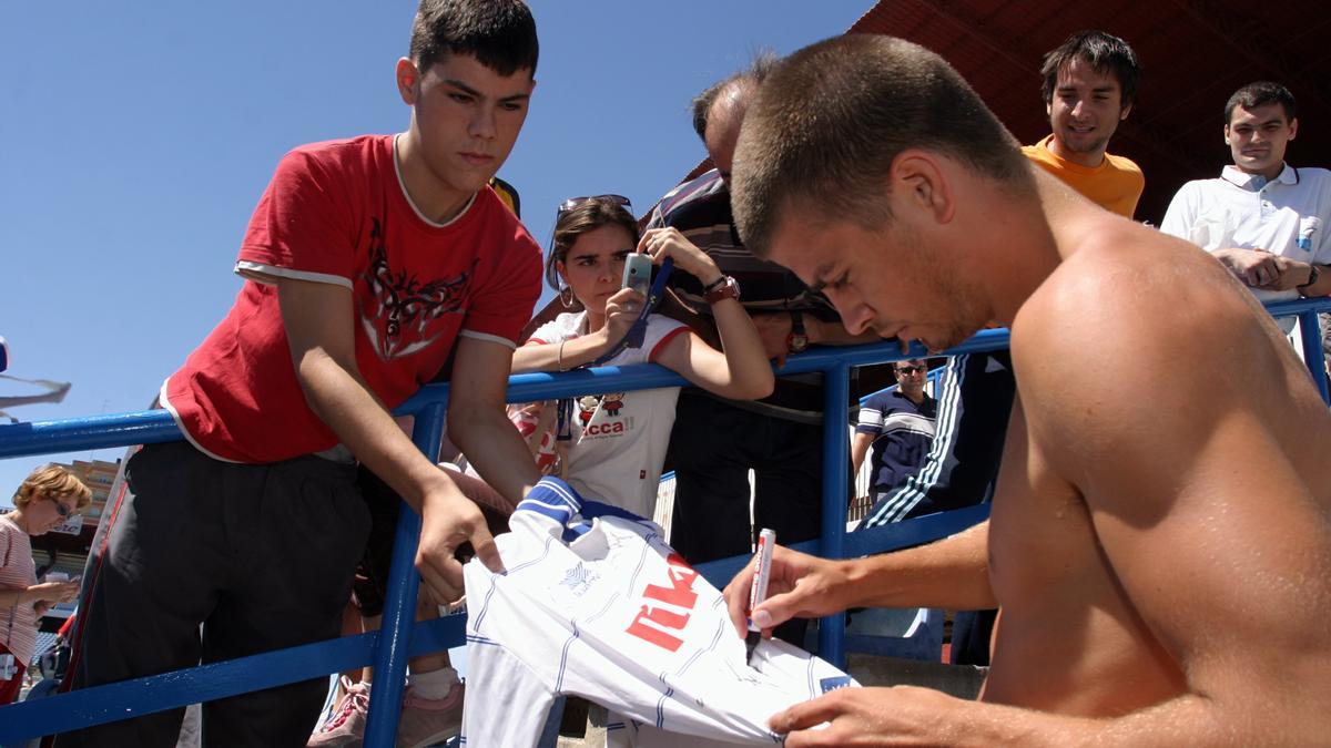 FOTOGALERÍA | Piqué firma un autógrafo a un aficionado durante su presentación