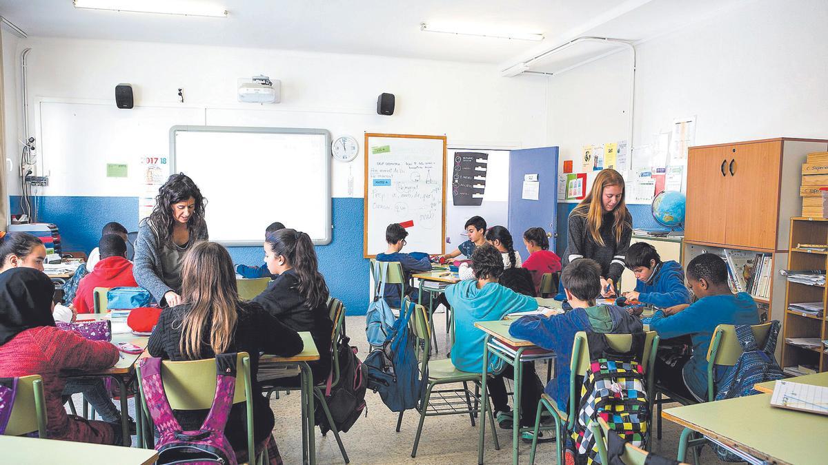Dos maestras imparten clase en un colegio de Primaria.