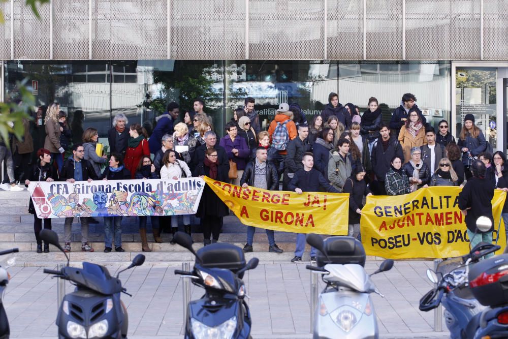 Protesta per reclamar el conserge a l'Escola d'Adults