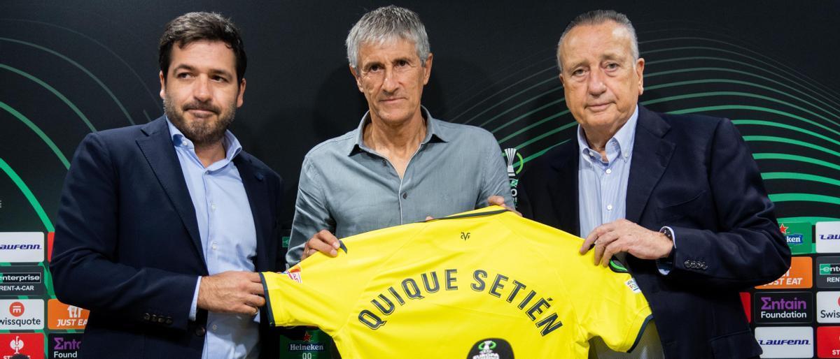 El consejero delegado del Villarreal, Roig Negueroles (i), junto a Quique Setién (d) y al presidente del club, Fernando Roig.