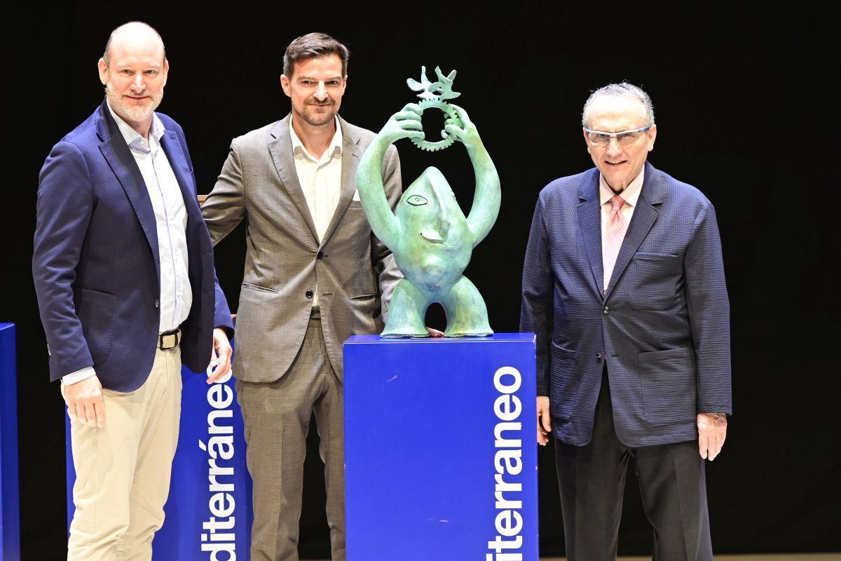 el presidente de Grupo Prensa Ibérica, Javier Moll  RECOGE EL PREMIO Fernando Tomás, director general de Smalticeram España.