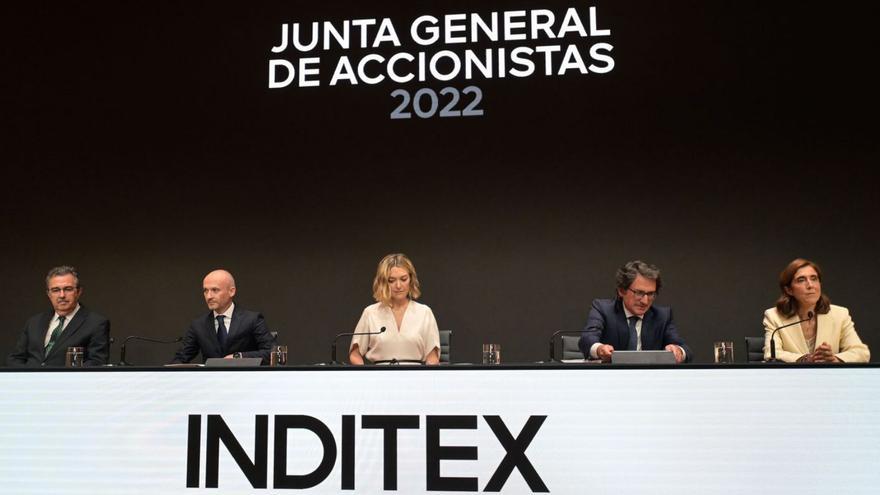 Cinco de los once miembros del consejo de Inditex, con Marta Ortega en el centro, el pasado julio. |   // M. DYLAN