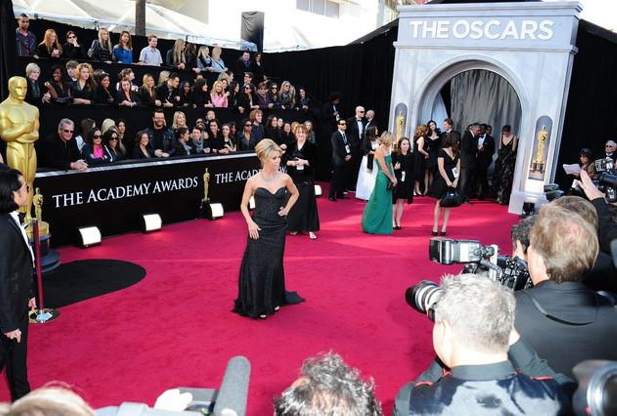 L’actriu Cheryl Hines posa per als mitjans a l’arribar al Kodak Theater.