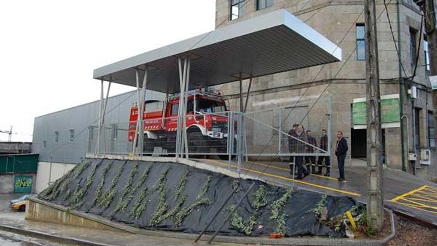 Fachada de la renovada sede de Protección Civil, donde destaca la cubierta para el camión motobomba.