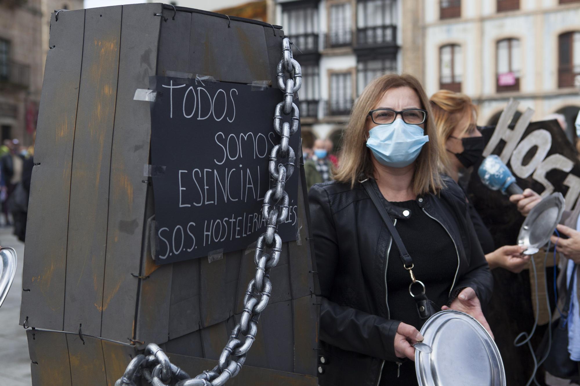 La hostelería de Avilés muestra en la calle su situación crítica.