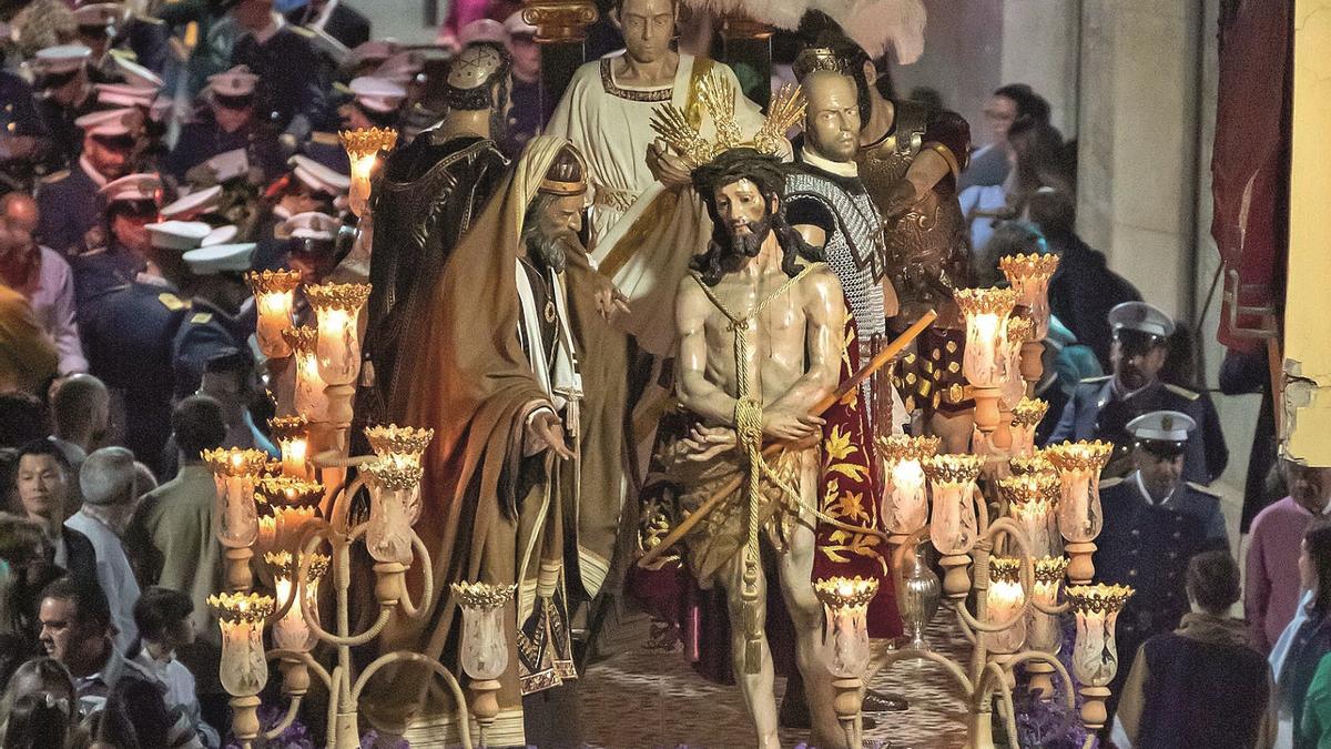 Desfile procesional del paso de Misterio de Nuestro Padre Jesús Preso, cuyo titular se atribuye a Alonso de Mena.