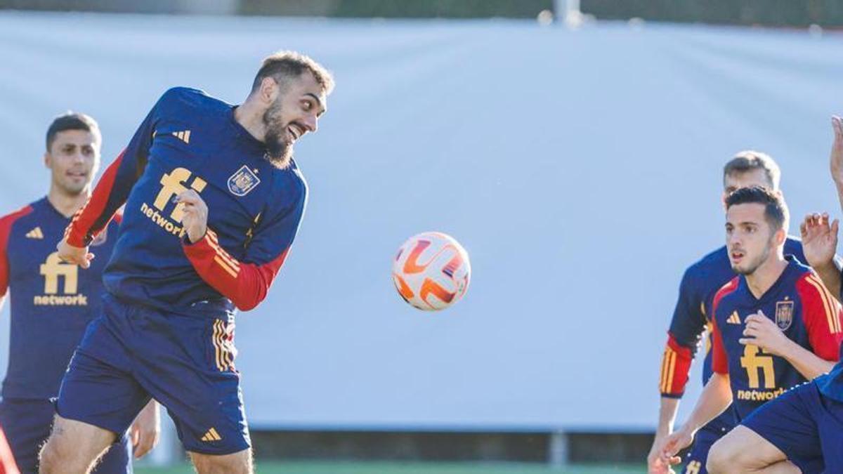 Borja Iglesias, durante un entrenamiento de la selección