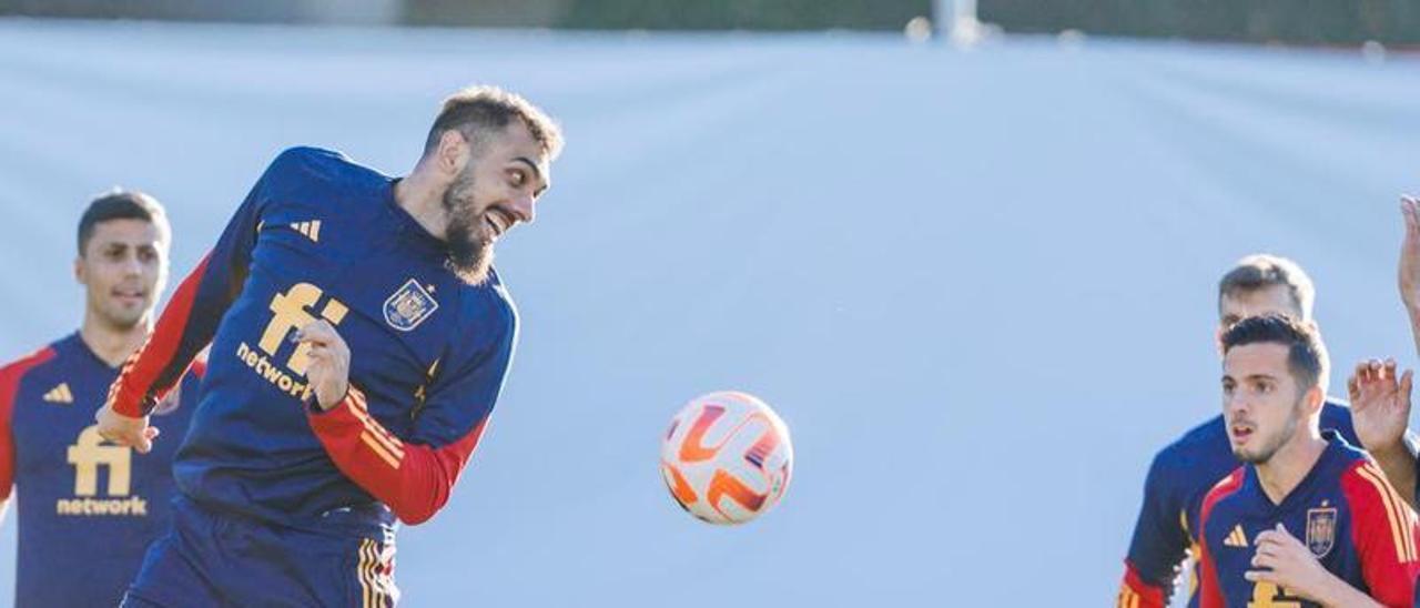 Borja Iglesias, durante un entrenamiento de la selección