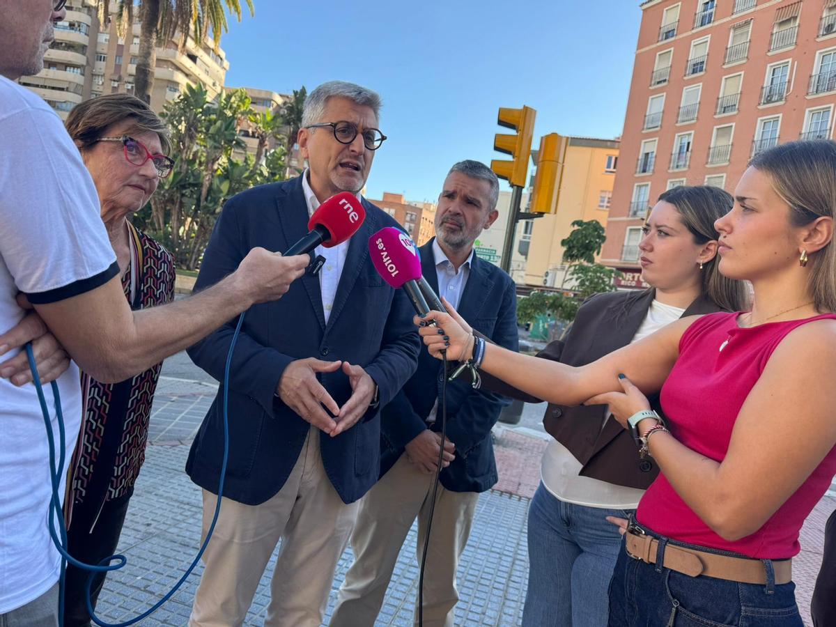 El líder del PSOE, Josele Aguilar, este jueves acompañado por Marisa Bustinduy y José Bernal.