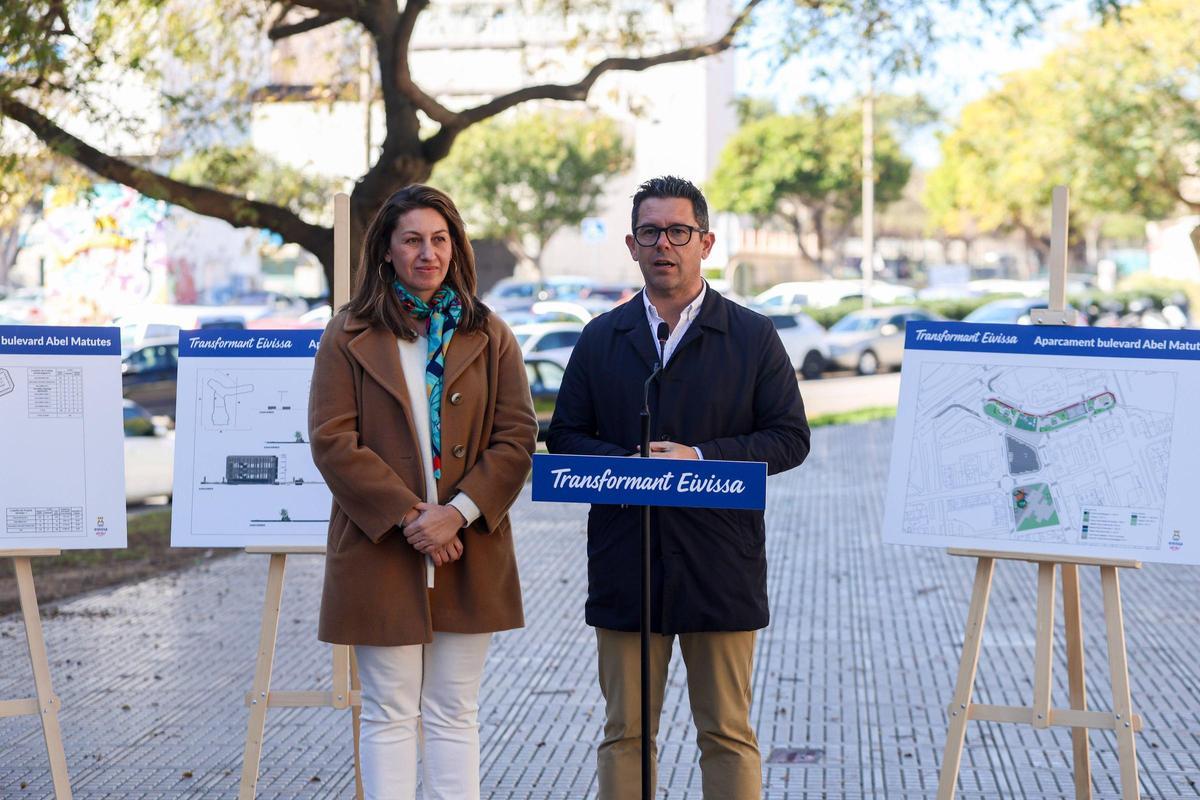 El alcalde de Ibiza, Rafael Triguero, y la concejala de Obras, Blanca Hernández, en el bulevar Abel Matutes.