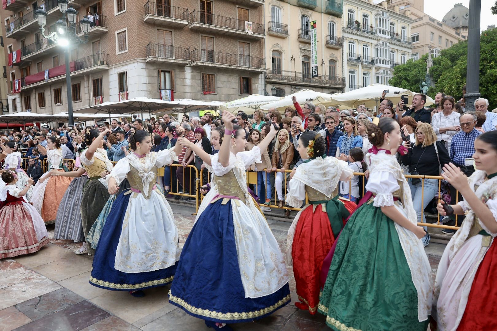 Nerea López rescató su traje de la primera "mascletà" de 2022 y su corte, los vestidos multicolores estrenados en la "dansà" del pasado año.