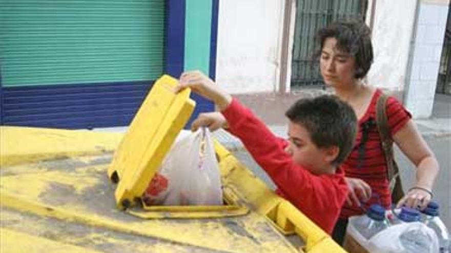 Muchos pacenses utilizan de forma indebida los contenedores para envases