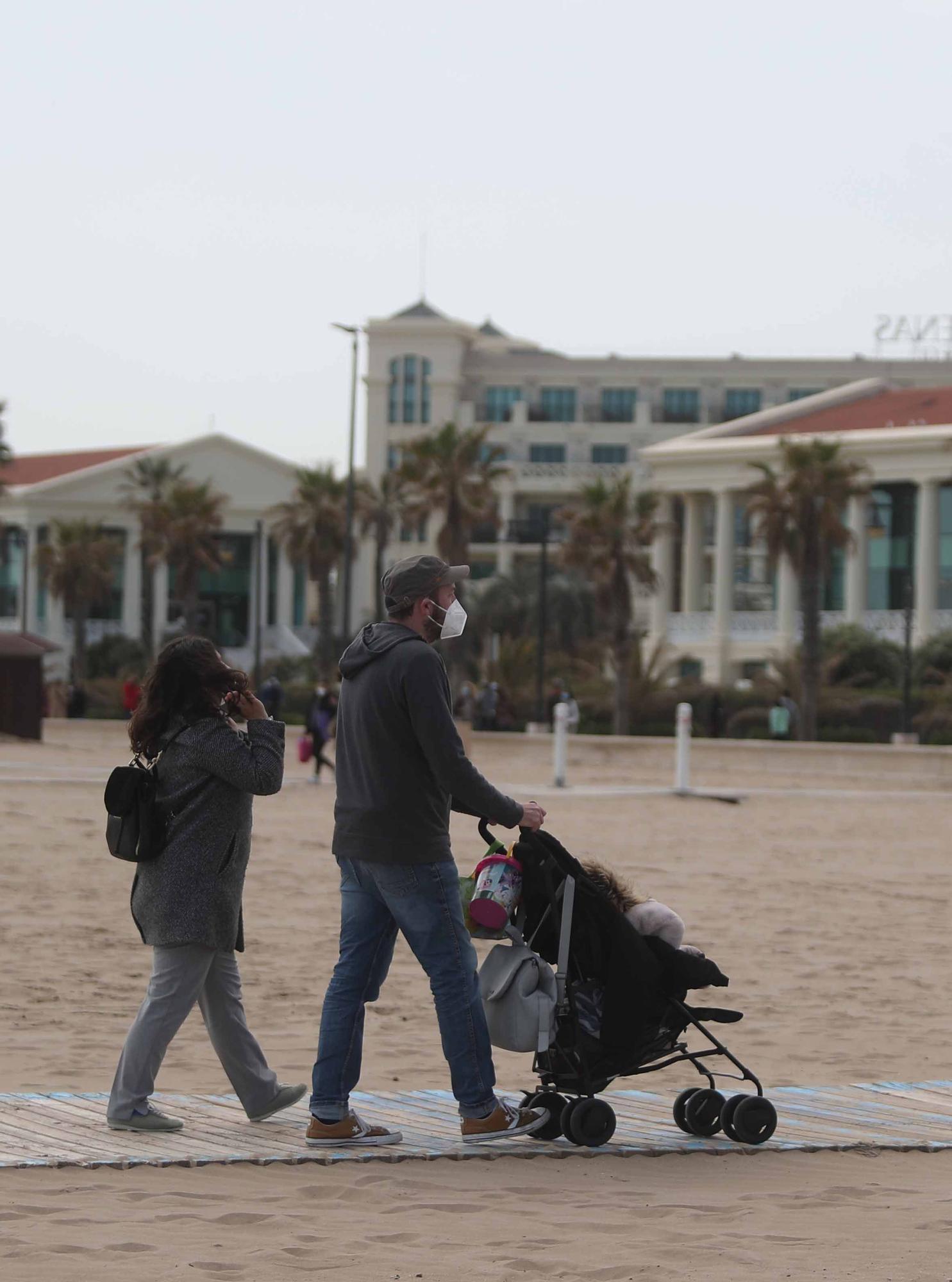 Playas, paseos y terrazas, llenos por el buen tiempo