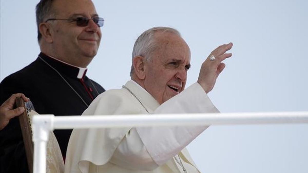 El Papa saluda a los fieles a su llegada a Lampedusa, esta semana.