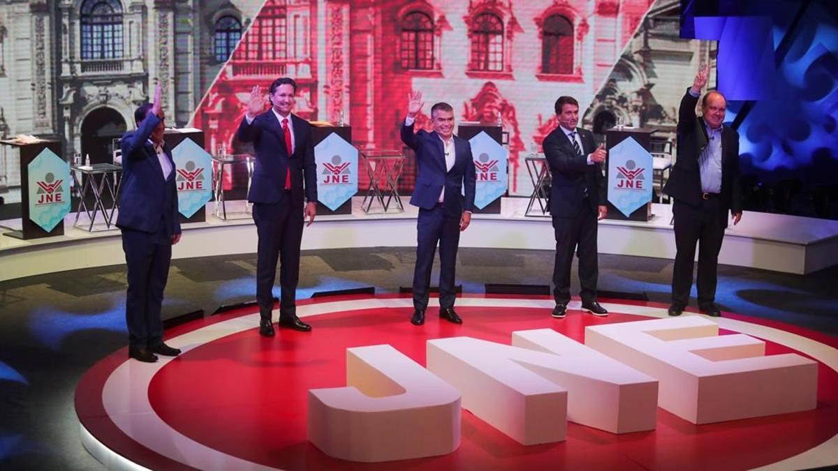 Los principales cinco candidatos en las elecciones de Perú, en un debate en Lima.