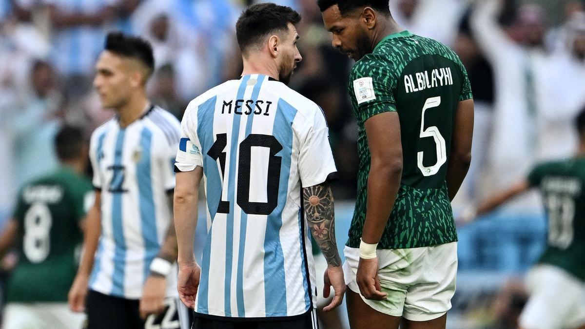 Messi es desafiado por un jugador de Arabia Saudí.